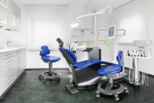Behandlungszimmer der Zahnarztpraxis Dr. Treuheit Roßtal