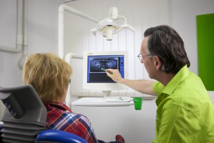 Zahnersatz durch Prothese | Quelle: Zahnarztpraxis Dr. Treuheit